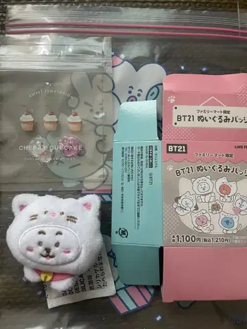 BT21 패밀리마트 한정판 인형 배지 RJ 고양이 cat 푸치도로 포함