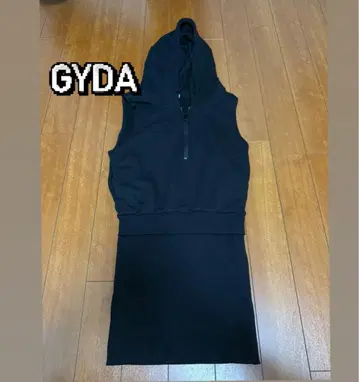 GYDA 후드 부착 블랙 미니 원피스