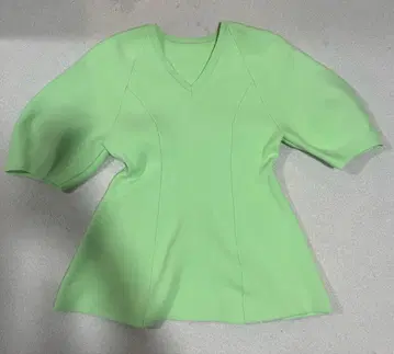 NOBLE 라이트 그린 V넥 상의