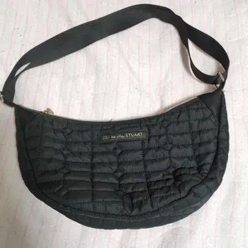 질 바이 질 스튜어트 퀼팅 초승달 숄더백 블랙