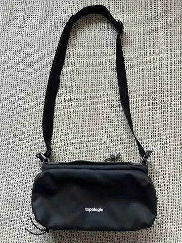 새상품급 Topologie 블랙 보틀 사코슈