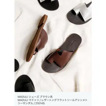 MADULI / 가죽 통 플랫 밑창 비대칭 샌들 23cm