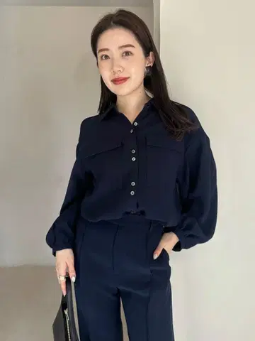 anuans 아뉴앙스 더블 새틴 볼륨 슬리브 블라우스 NAVY