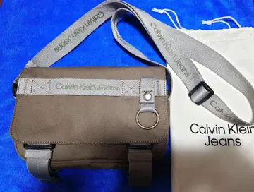 캘빈클라인 울트라 라이트 플랩 카메라백