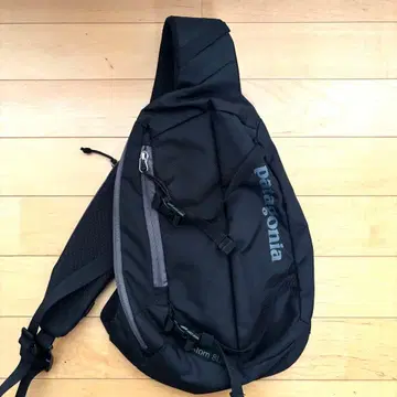파타고니아 아톰 8L 숄더백 그레이