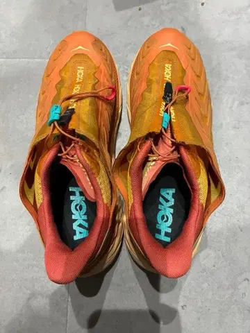 HOKA 오렌지 지퍼 스니커즈