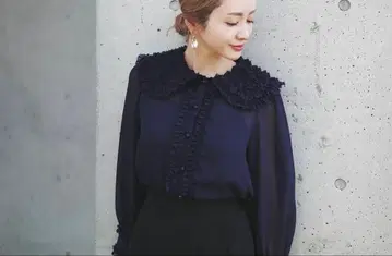 akiki 플라워 블라우스 네이비 이노우에 아키코