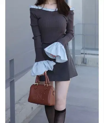 머큐리 듀오 MARCURYDUO 이소재 프릴 오프숄더 리브 니트