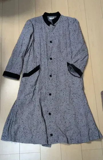 [가격 인하 세일] ROCOCO 그레이와 블랙의 트위드 롱 코트