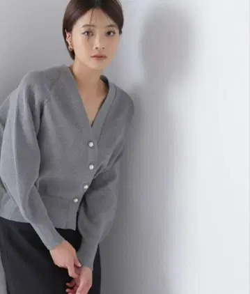 NATURAL BEAUTY BASIC 펄 버튼 니트 가디건 그레이