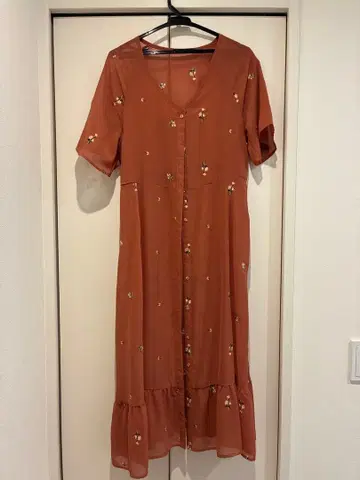 오렌지 컬러 자수 장식 버튼 달린 롱 원피스