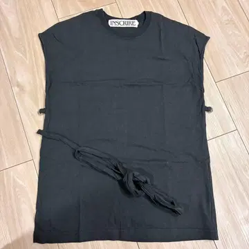 INSCRIRE 블랙 반팔 티셔츠 사이드 탭 포함