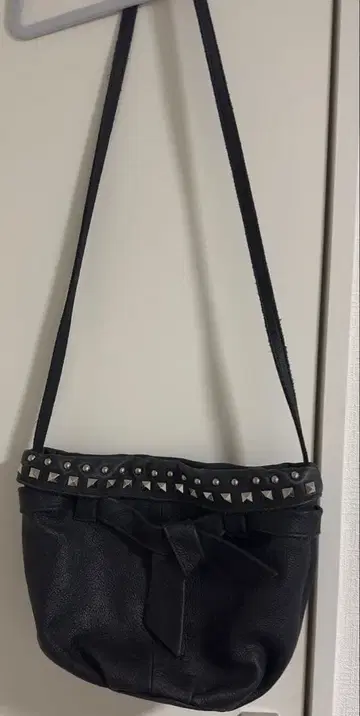 TRES 스터드 장식 가죽 숄더백