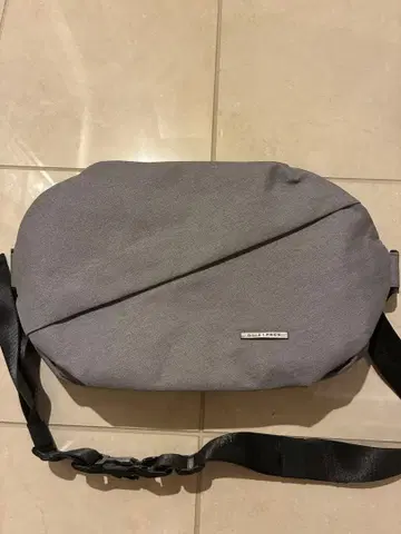 QUICK PACK 11 라이트 그레이 숄더백 iPad 추천 사이즈