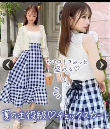 체크 무늬 플레어 스커트 네이비와 화이트