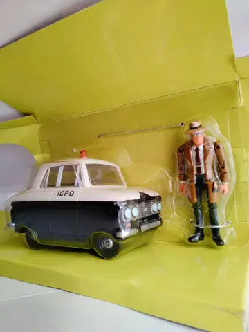 루팡 3세: 카리오스트로의 성 젠타&블루버드 410 순찰차