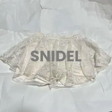 [ 완판템 ] SNIDEL 플라워 레이스 숏팬츠 화이트 치마바지 1