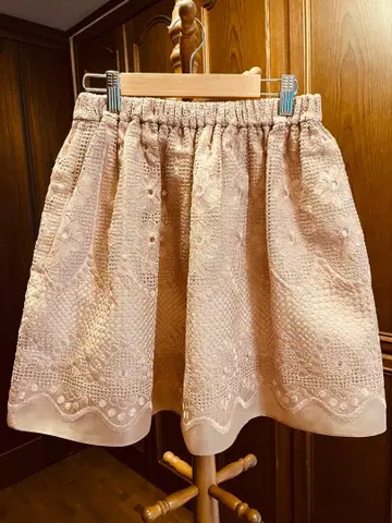 [택 포함 새상품] N21 베이지 레이스 플레어 스커트 총 실크 소재