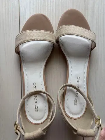 미사용 rode sko HENNIE 심플 샌들 베이지 사이즈 37