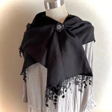 미나 페르호넨 핸드메이드 anemone 브로치와 늠름한 블랙 스톨.