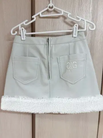 gyda 인조 가죽 보아 스커트 라이크 숏팬츠