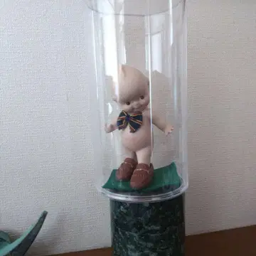 브라운 신발과 리본이 특징인 큐피 아기 인형