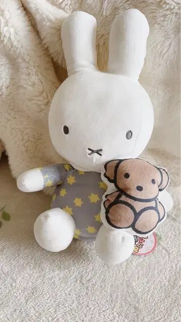 새상품 미피 곰돌이 안고 앉아있는 봉제 인형