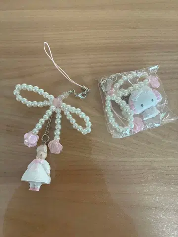 산리오 화이트 프릴 시크릿 스트랩 마론 크림 코기뮨