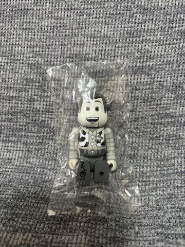 베어브릭 토이스토리 우디 (시크릿)