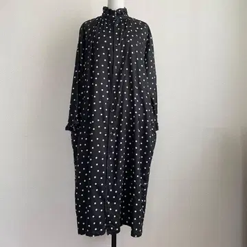 ichi 도트 무늬 스탠드 카라 프릴 원피스 롱 겉옷 블랙