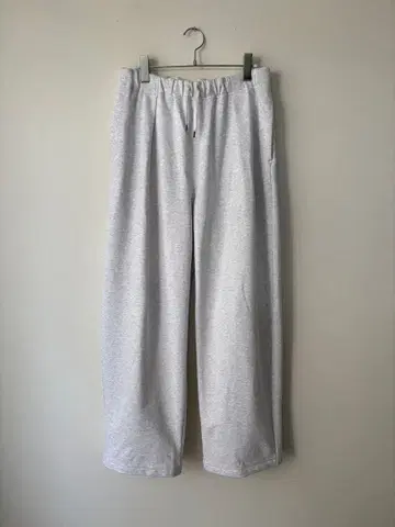 STILL BY HAND 턱 스웨트 팬츠