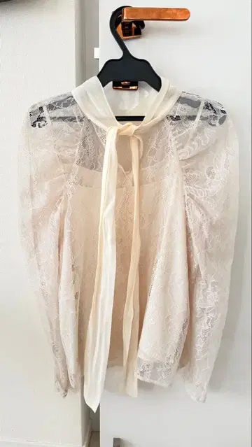 2WAY 리본 파워숄더 레이스 블라우스 화이트 MERCURYDUO