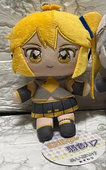 아키네루 요와네하쿠 껴안고 앉아있는 아키네루