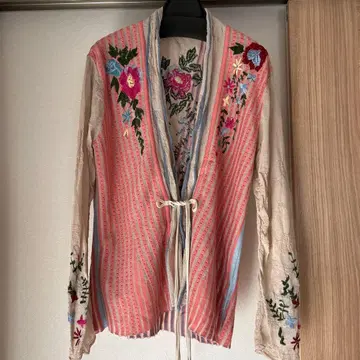 꽃무늬 자수 긴팔 가디건 이브 코우만