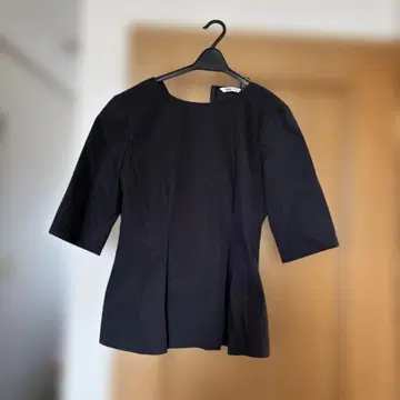 ZARA 블랙 반소매 상의 뒷면 지퍼 포함