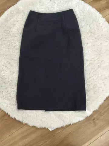 다크 네이비 타이트 스커트 뒷단추 포함