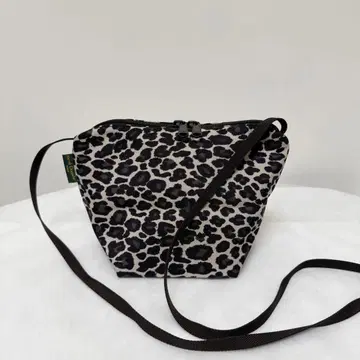 극미품 에르베샤펠리에 2885F 팬서 블랑 보트형 숄더백 S