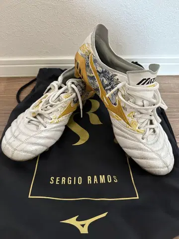 미즈노 모렐리아 세르히오 라모스 에디션