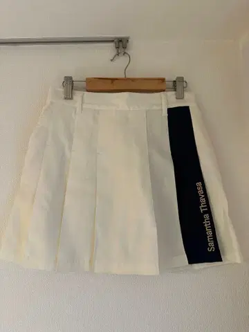 Samantha Thavasa 화이트 플리츠 스커트