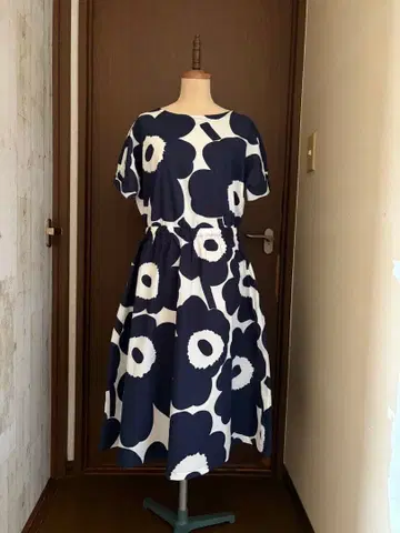 마리메꼬 우니코 꽃무늬 반팔 무릎 기장 원피스 네이비