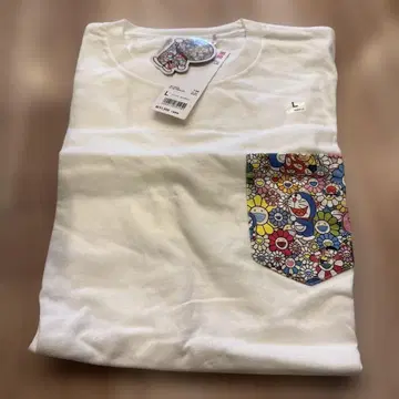 유니클로 꽃무늬 포켓 부착 화이트 T셔츠 L 사이즈 무라카미 다카시