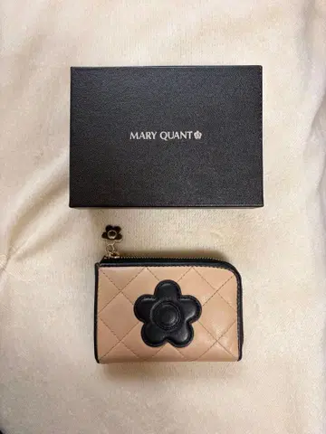 MARY QUANT 플라워 모티브 코인 케이스