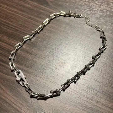 하드웨어 목걸이 돌 있음