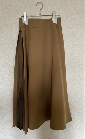 [ 새상품 ] Lois CRAYON 로이스크레용 사이드 플리츠 롱 스커트