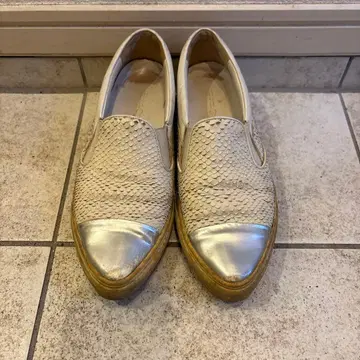 KENNEL&SCHMENGER 화이트 슬립온 가죽 메탈릭 토