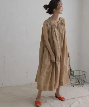 URBAN RESEARCH DOORS 슬리브리스 원피스 베이지