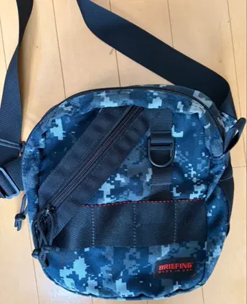 BRIEFING 숄더백 디지털 카모플라쥬