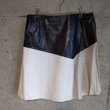 소가죽 100%, 가죽, 비대칭 플리츠 스커트 블랙/화이트