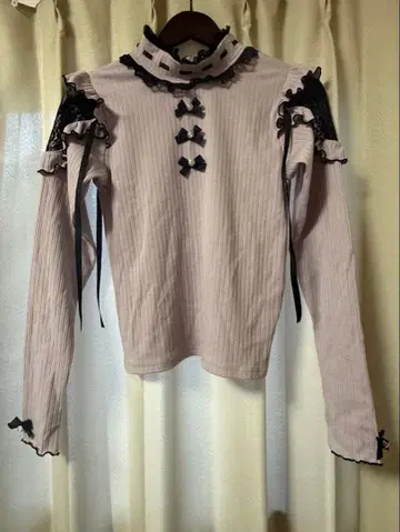 노에미 NOEMIE 반짝이는 리본 오픈 숄더 하이컷 티셔츠