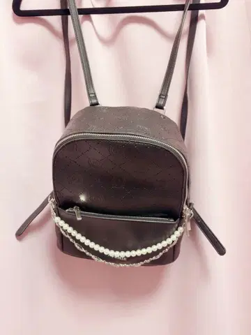 노에미 모노그램 엠보싱 럭 백